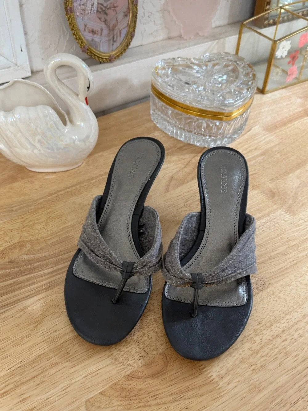 Vintage Y2K Gray Slip On Thong Kitten Heel Sandals Pumps Size 8 #Summer
#Y2K - Picture 2 of 14